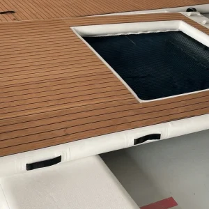 Büyük platformlu deniz havuz